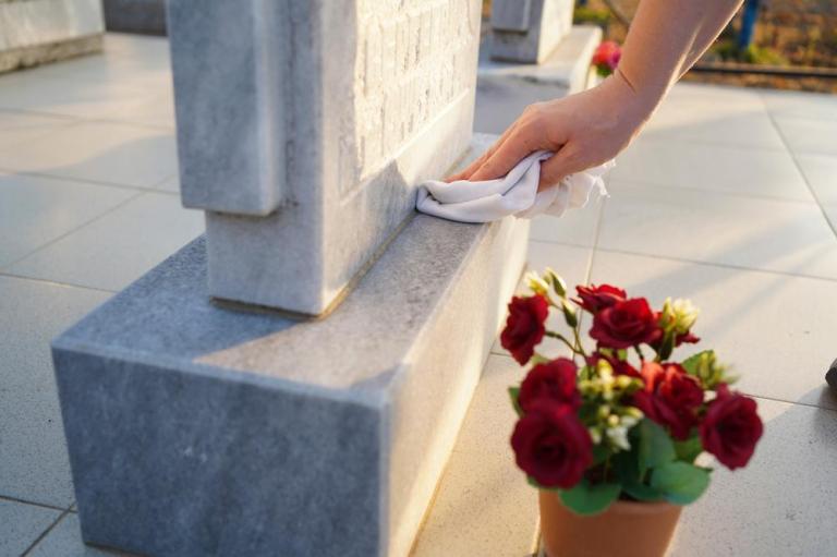 Un monument funéraire demande un entretien près de Villenave-d'Ornon